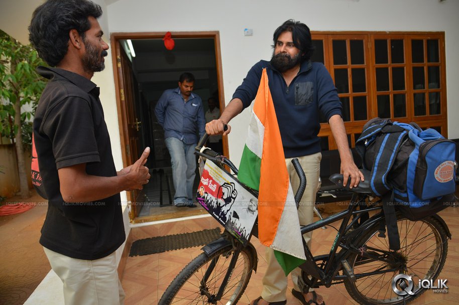 Pawan-Kalyan-Meets-West-Bengal-Fan
